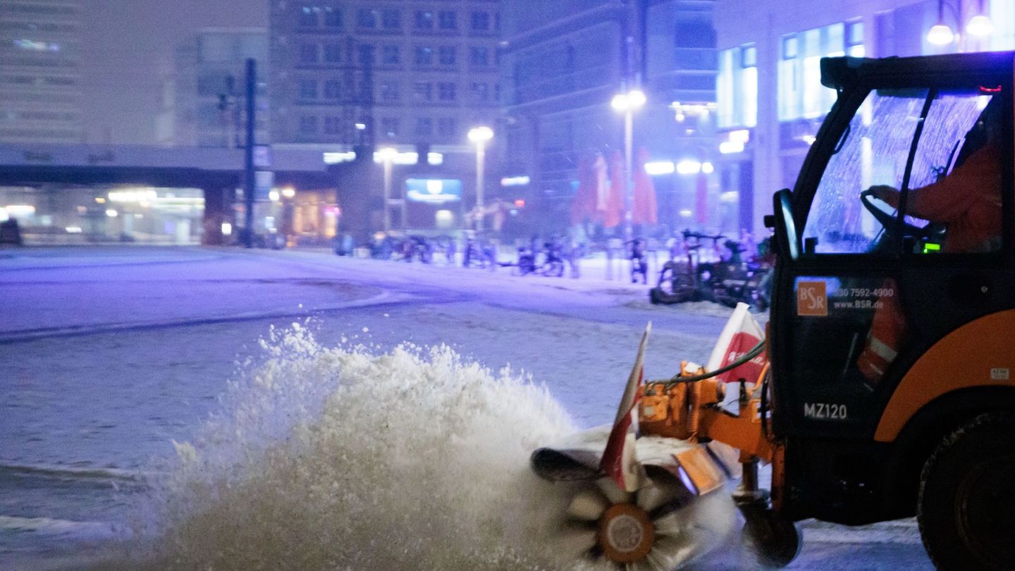 Der Deutsche Wetterdienst warnt in Berlin und großen Teilen Brandenburgs vor hoher Glättegefahr durch gefrierenden Regen und Eis