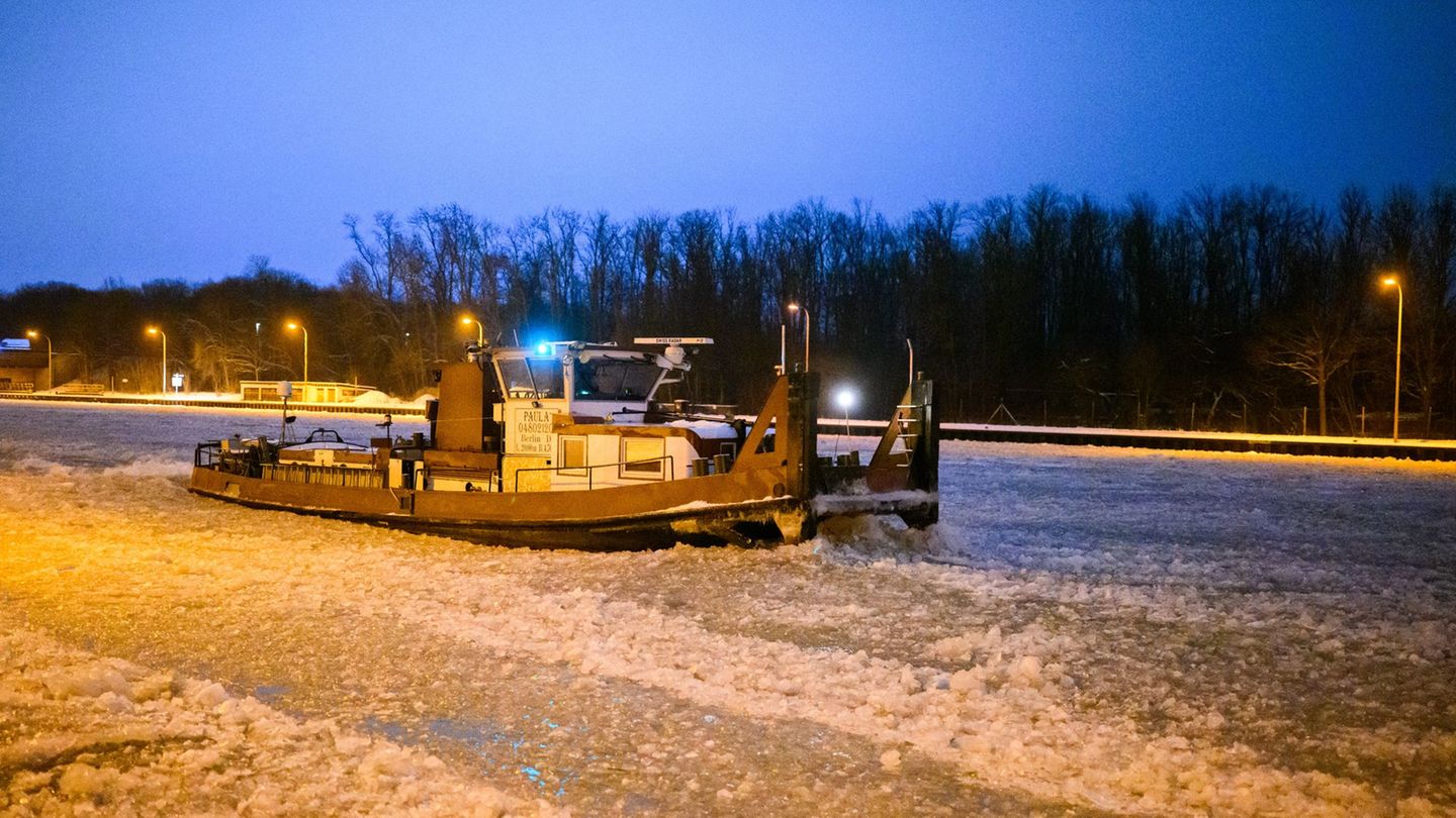 Immer mehr Eis auf den Wasserstraßen: Weitere Sperrungen am Mittellandkanal angekündigt. (Archivbild) Foto: Julian Stratenschult