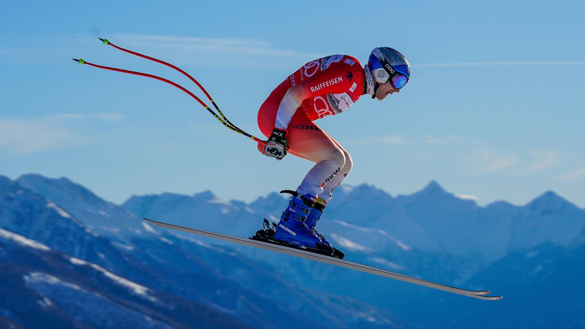 Marco Odermatt bei einem Skirennen, er fliegt durch die Luft