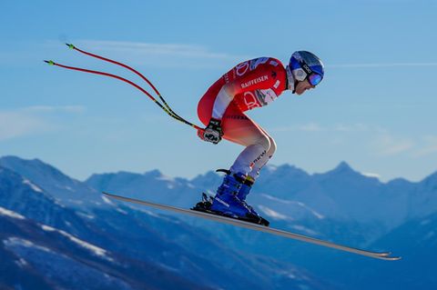 Marco Odermatt bei einem Skirennen, er fliegt durch die Luft