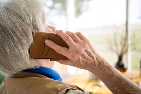 Bayern: Eine Seniorin telefoniert mit ihrem Smartphone