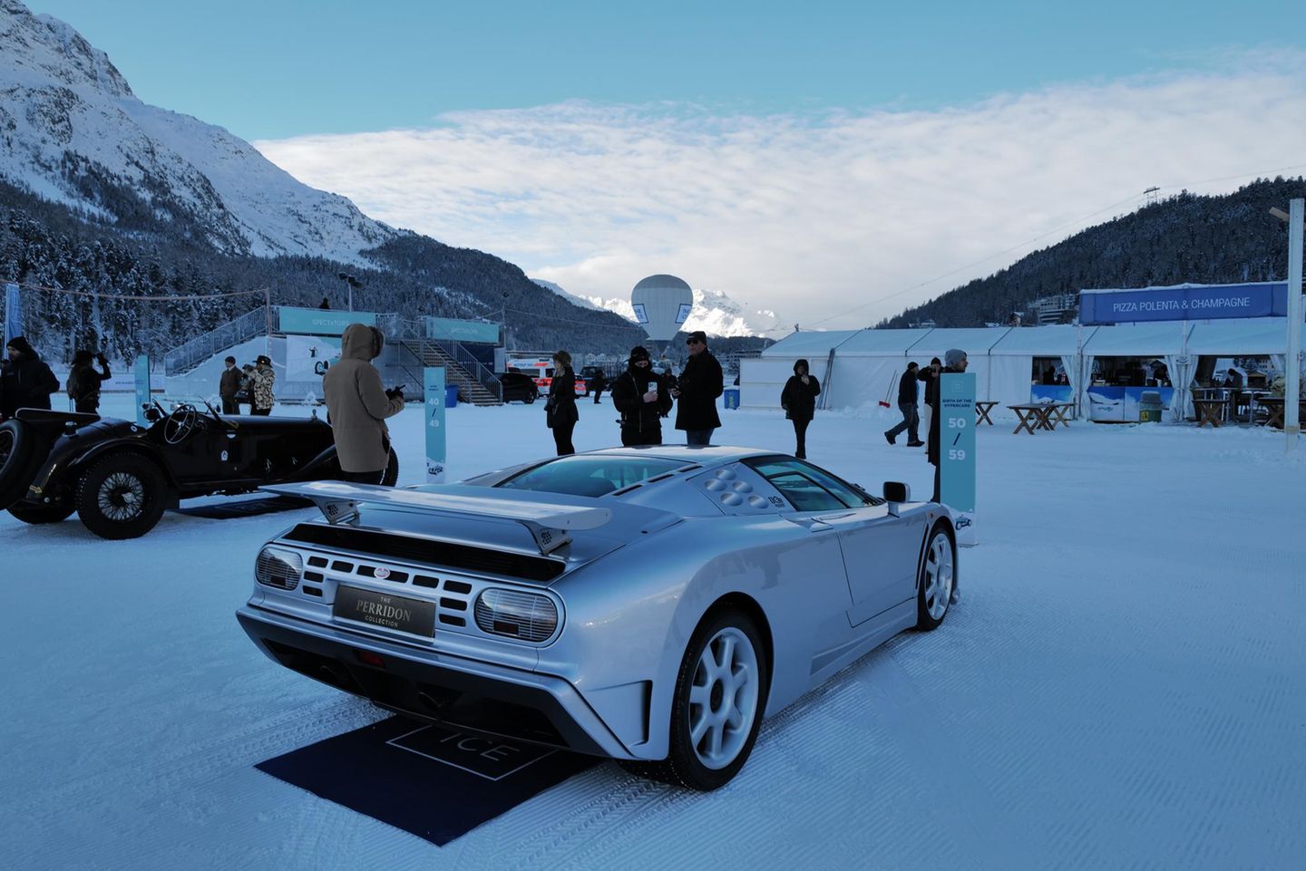 Bugatti EB110 von hinten, man sieht den Spoiler gut