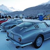 Ferrari 250 SWB von hinten neben weiteren Autos, im Hintergrund eine Bergkette