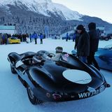 Jaguar D-Type von 1955 von hinten, drumherum ein paar Menschen