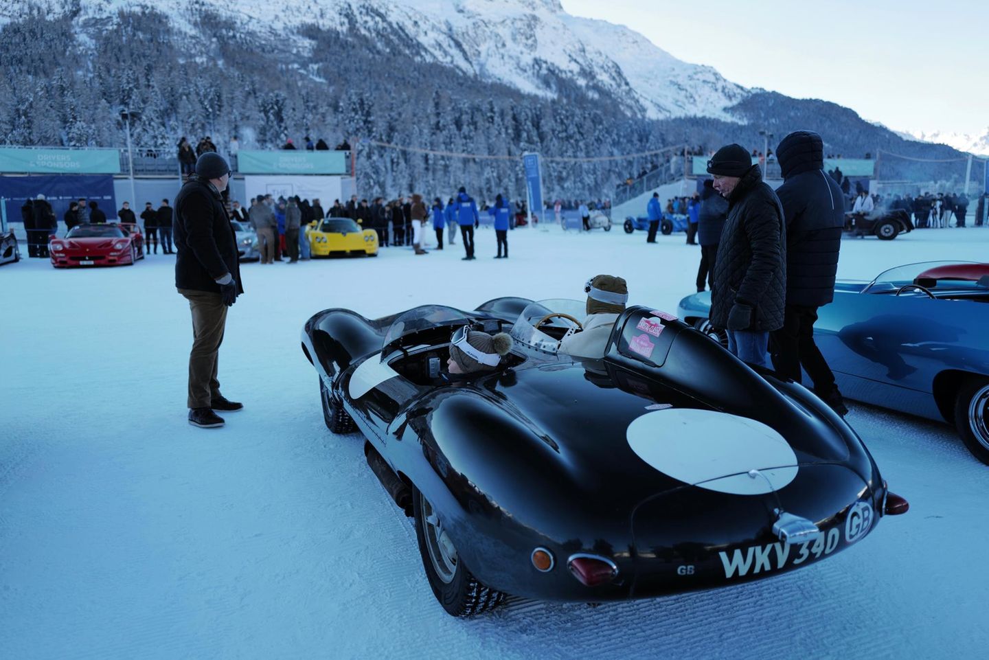 Jaguar D-Type von 1955 von hinten, drumherum ein paar Menschen