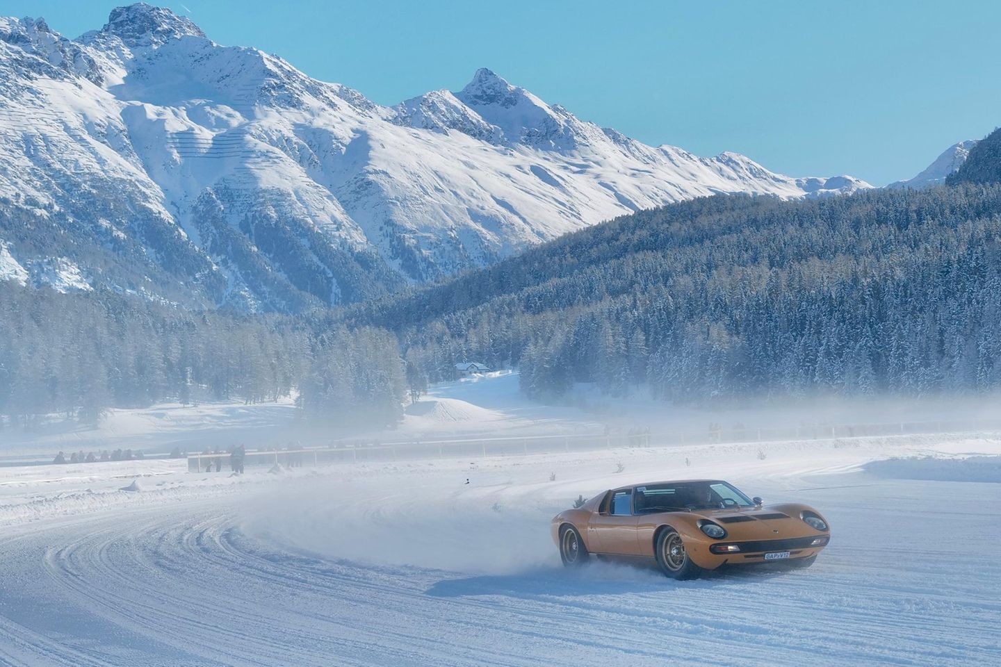 Ein Lamborghini vor Bergkulisse