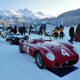 Maserati 300 S steht mit anderen Autos im Schnee, im Hintergrund Berge