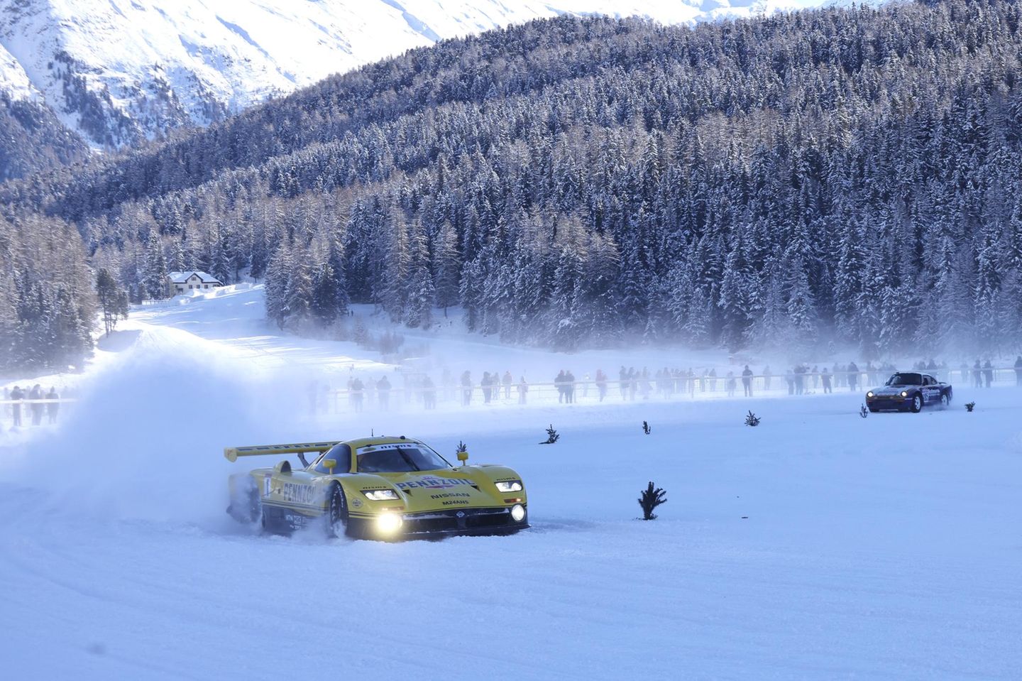 Nissan R 390 GT1 fährt im Schnee