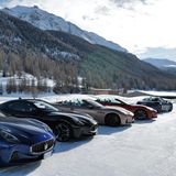 Eine Reihe von Autos vor einer Bergkulisse