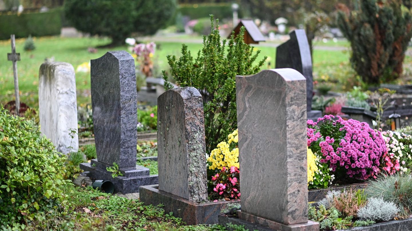 In Berlin und Brandenburg starben 2024 rund 73.000 Menschen. (Symbolbild) Foto: Patrick Seeger/dpa