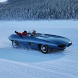 Ein Pontiac Vivant fährt über den Schnee
