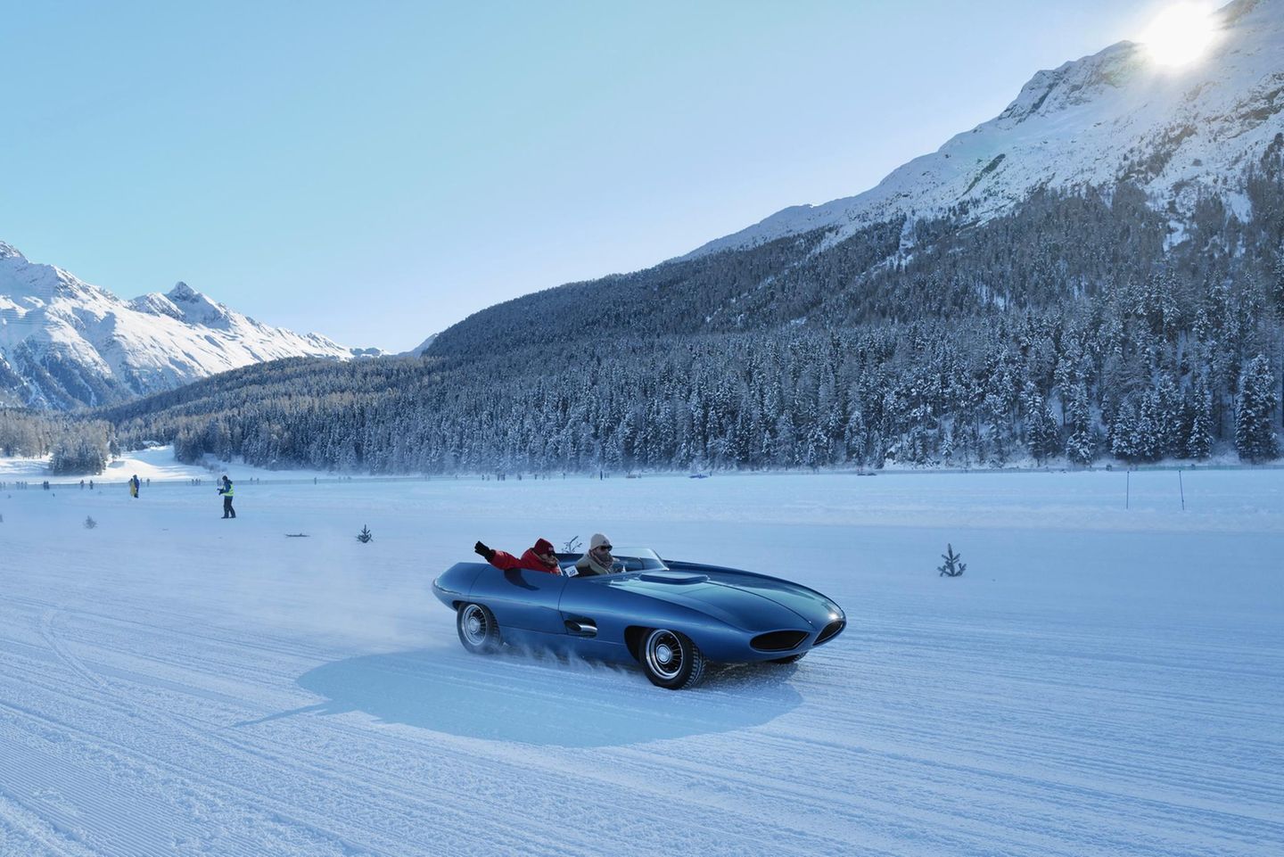 Ein Pontiac Vivant fährt über den Schnee