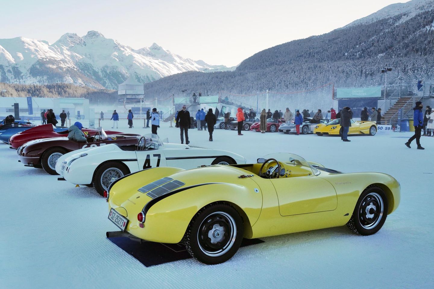 Porsche 550 Spyder steht in einer Reihe mit anderen Luxuswagen
