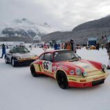 Porsche 911 RSR im Schnee, drumherum mehrere Leute