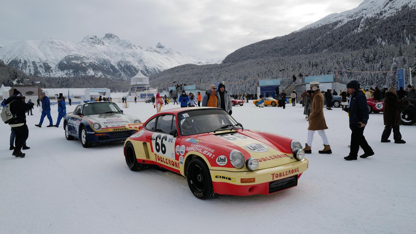 Porsche 911 RSR im Schnee, drumherum mehrere Leute