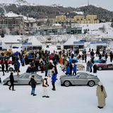 Vor dem Ort St.Moritz sammeln sich Autos und Menschen auf einem zugefrorenen See