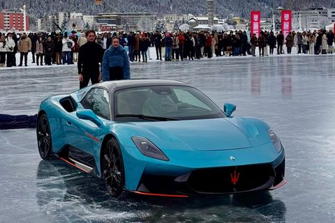 Maserati MCPura auf einem zugefrorenen See