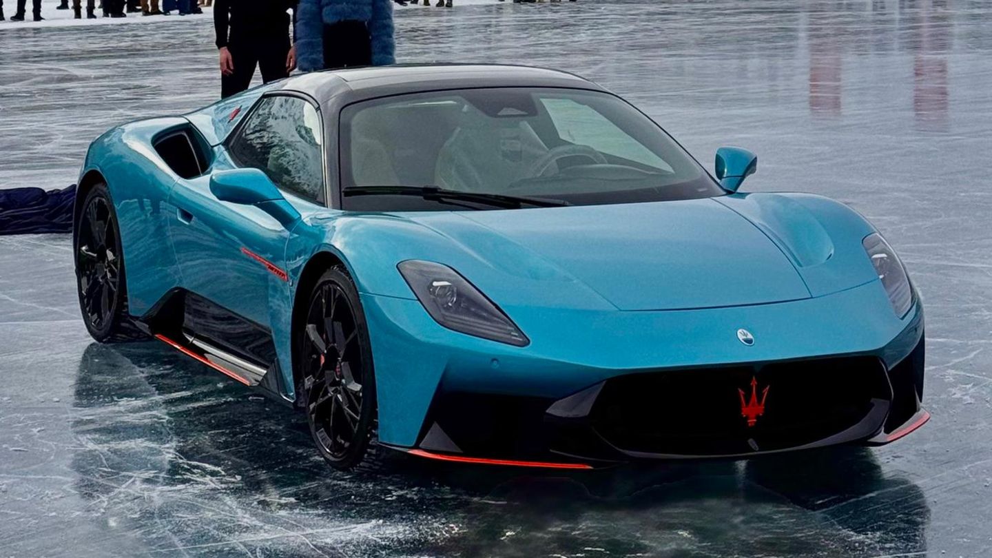 -The-ICE-in-St-Moritz-Pelz-Champagner-und-die-sch-nsten-Autos-der-Welt