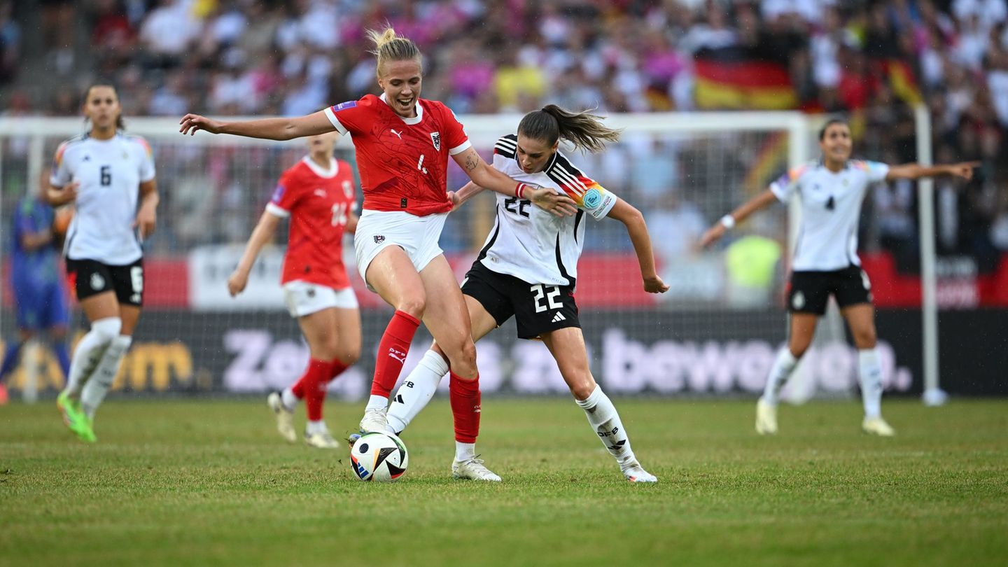 Die österreichische Nationalspielerin Celinadegen (l) hat ihren Vertrag beim 1. FC Köln verlängert. (Archivbild) Foto: Sebastian