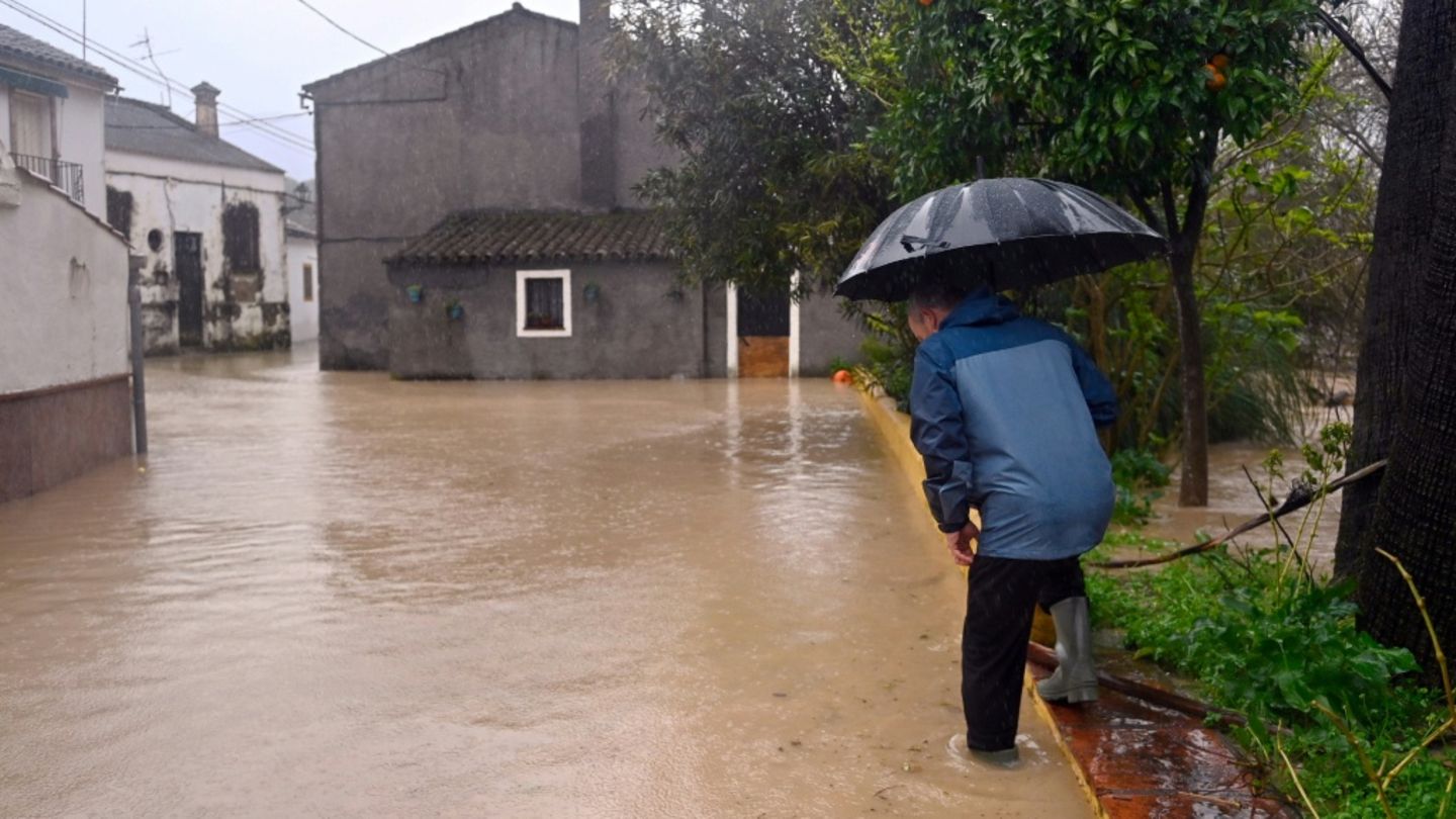 Überflutete Straße in Südspanien