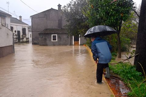 Überflutete Straße in Südspanien