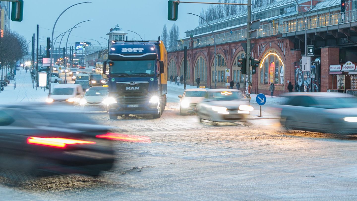 Bis in die Nacht muss laut DWD-Meteorologen mit Glätte sowie gefrierendem Regen gerechnet werden. Foto: Carsten Koall/dpa