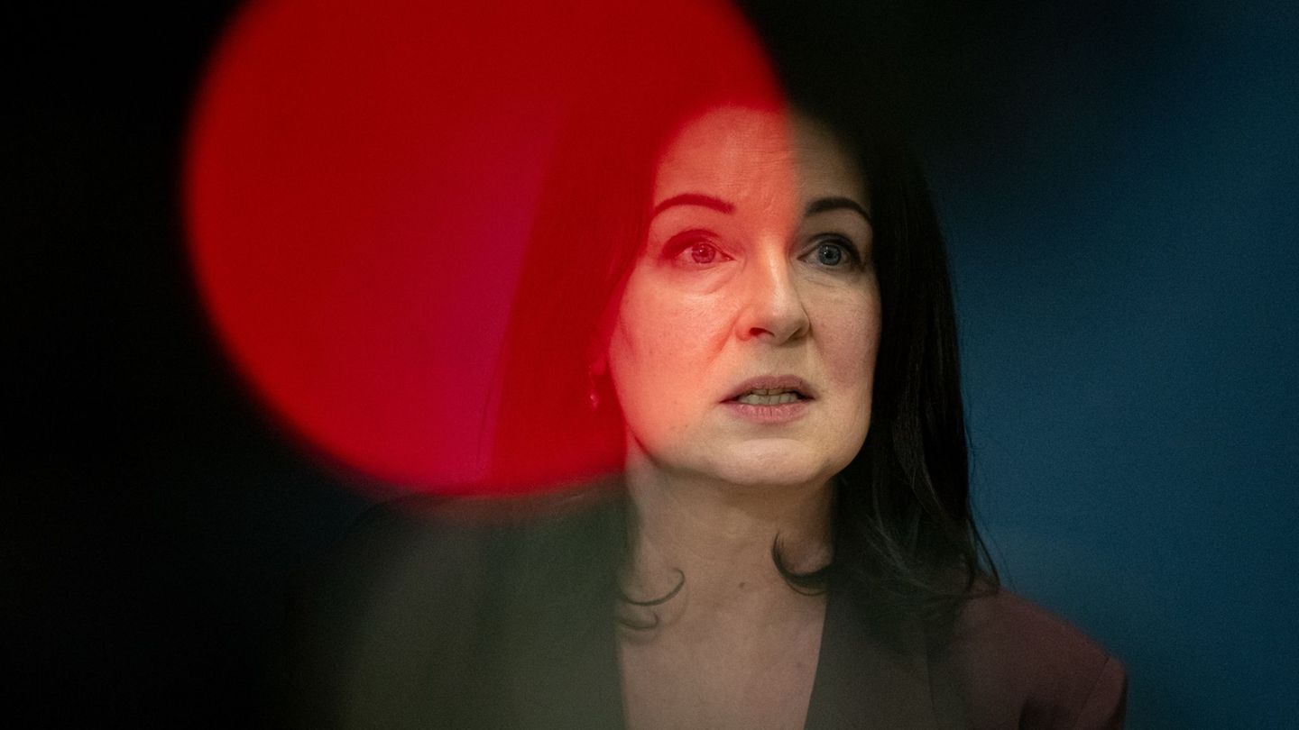 Britta Müller hat die Schließung der Antidiskriminierungsberatung erklärt. (Archivbild) Foto: Fabian Sommer/dpa