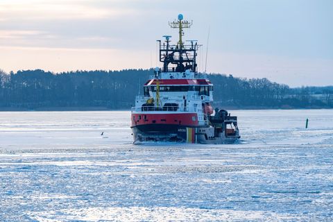 Die "Arkona" ist der größte deutsche Ostsee-Eisbrecher. (Archivbild) Foto: Stefan Sauer/dpa