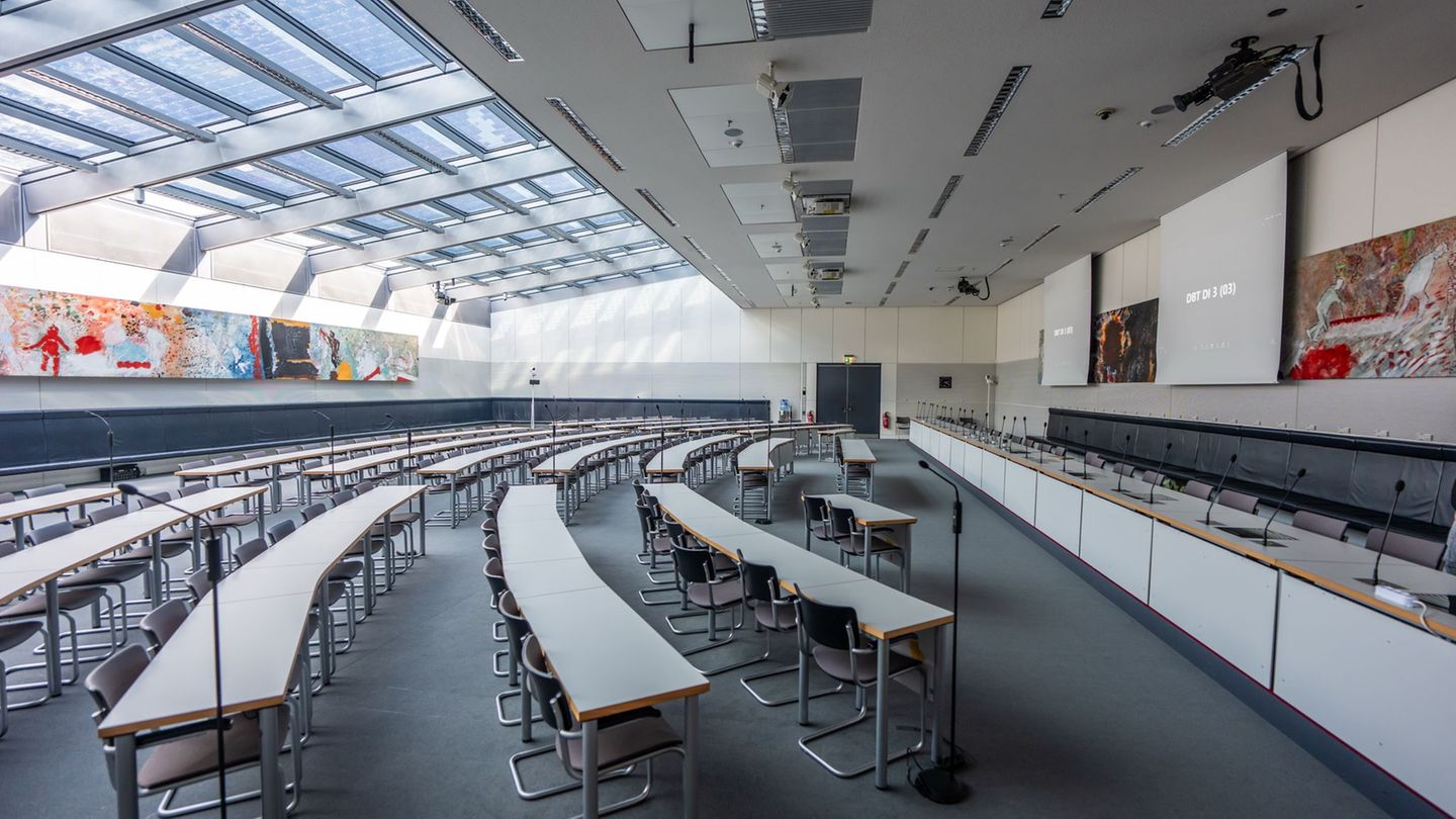 Den Sitzungssaal der SPD haben die Sozialdemokraten "Otto-Wels-Saal" getauft. (Archivbild) Foto: Michael Kappeler/dpa