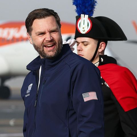 US-Vizepräsident J.D. Vance (l.) verlässt die Air Force Two nach seiner Landung in Mailand