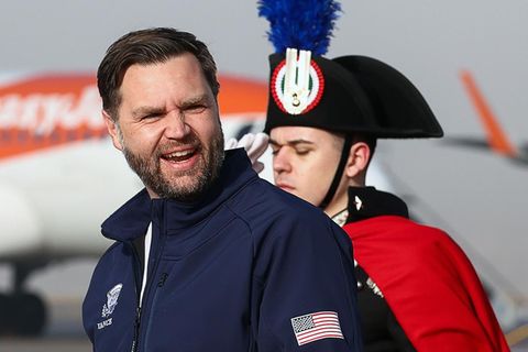 US-Vizepräsident J.D. Vance (l.) verlässt die Air Force Two nach seiner Landung in Mailand