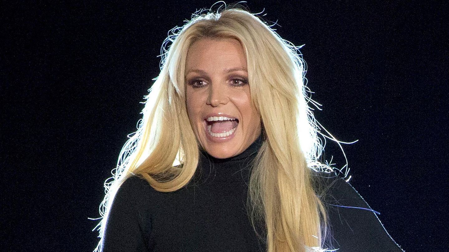 Britney Spears steht auf einer Bühne in Las Vegas