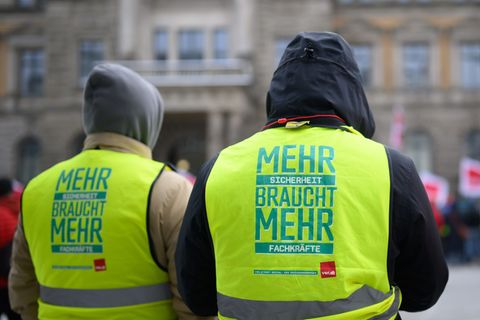 In ganz Niedersachsen und Bremen sollen Beschäftigte des öffentlichen Dienstes am Dienstag die Arbeit niederlegen. (Archivbild)