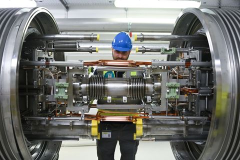 Seit Jahren wird auf einer Großbaustelle am Rande von Darmstadt an einem neuen, noch leistungsfähigeren Teilchenbeschleuniger ge