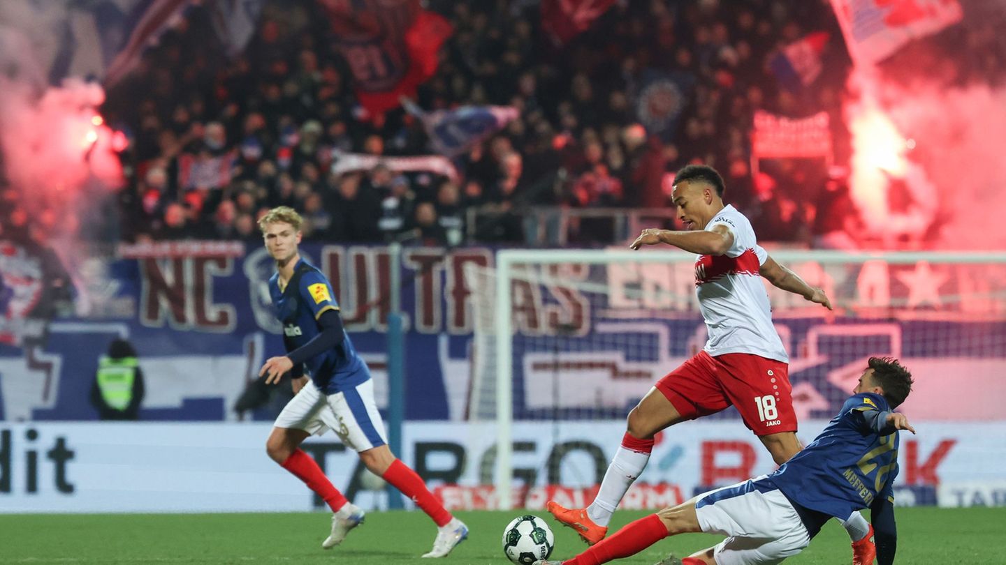 Stuttgarts Jamie Leweling und Kiels Jonas Meffert (r) kämpfen um den Ball. Foto: Christian Charisius/dpa
