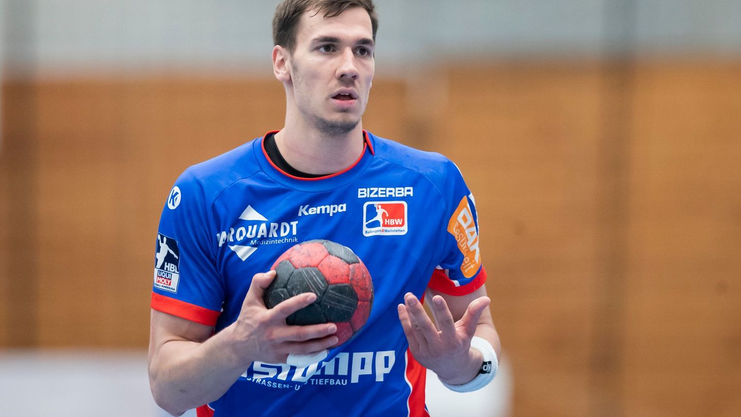 Rückraumspieler Jona Schoch hat seinen Vertrag bei der HSG Wetzlar verlängert. Foto: Tom Weller/dpa