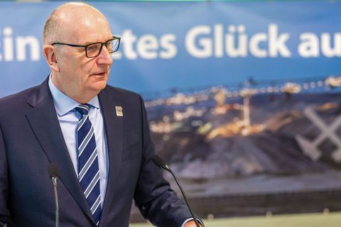 Mit der Sprengung der Förderbrücke F60 endet ein prägendes Kapitel Lausitzer Bergbaugeschichte. Ministerpräsident Dietmar Woidke