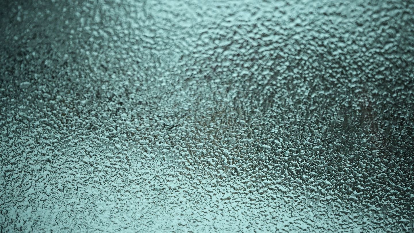 Gefrierender Regen hat am Donnerstag in Ostsachsen für zahlreiche Unfälle und Stürze gesorgt. Foto: Britta Pedersen/dpa