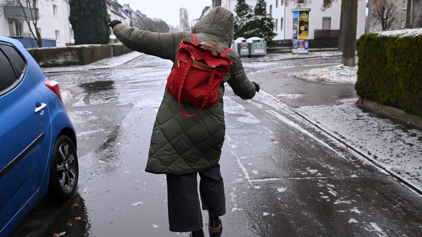 Viele Menschen stürzen auf den glatten Straßen und kommen zur Behandlung in überfüllte Notaufnahmen. (Archivbild) Foto: Uwe Zucc