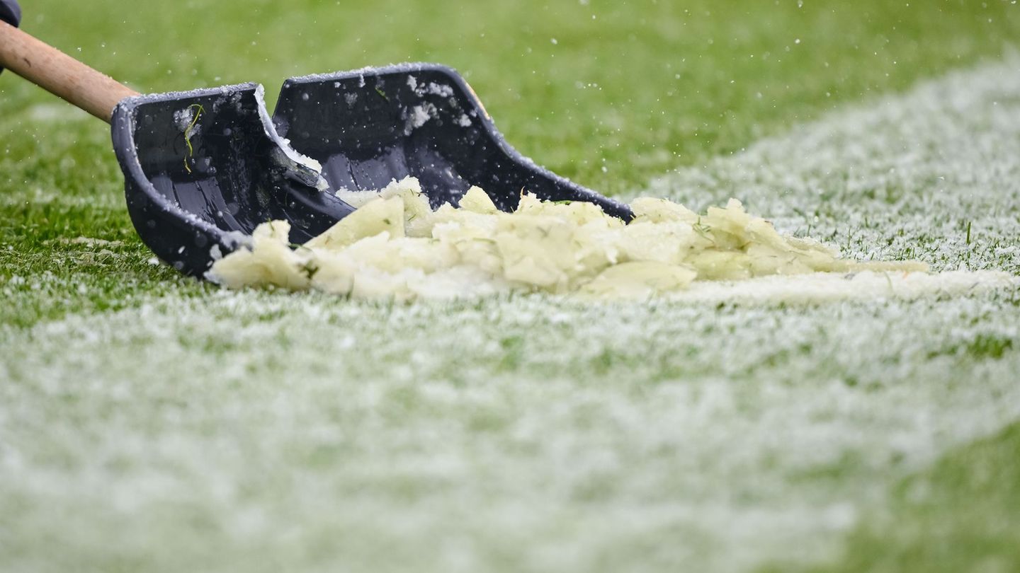 Schnee auf dem Fußballfeld: Das Frauenfußball-Topspiel Werder Bremen - VfL Wolfsburg fällt wegen des Winterwetters aus. Foto: Ha