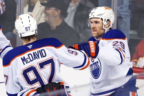 Leon Draisaitl (r.) stand am Mittwochabend noch in der NHL auf dem Eis Foto: Larry MacDougal/The Canadian Press/AP/dpa