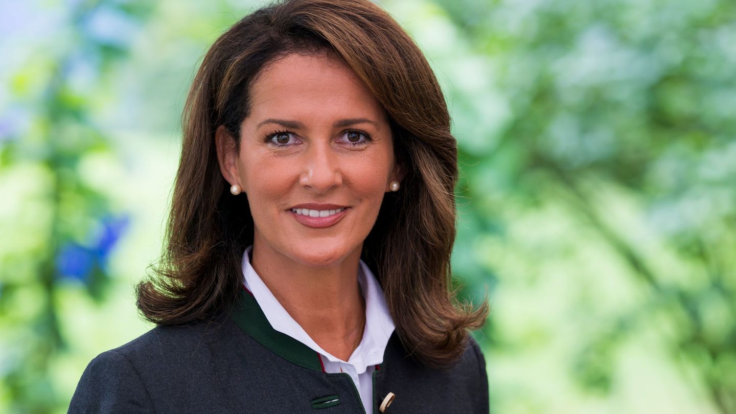 Unfreiwillige Wartezeit für Agrarministerin Kaniber am Berliner Flughafen. Der Eisregen verhinderte ihren Abflug in Richtung Mün