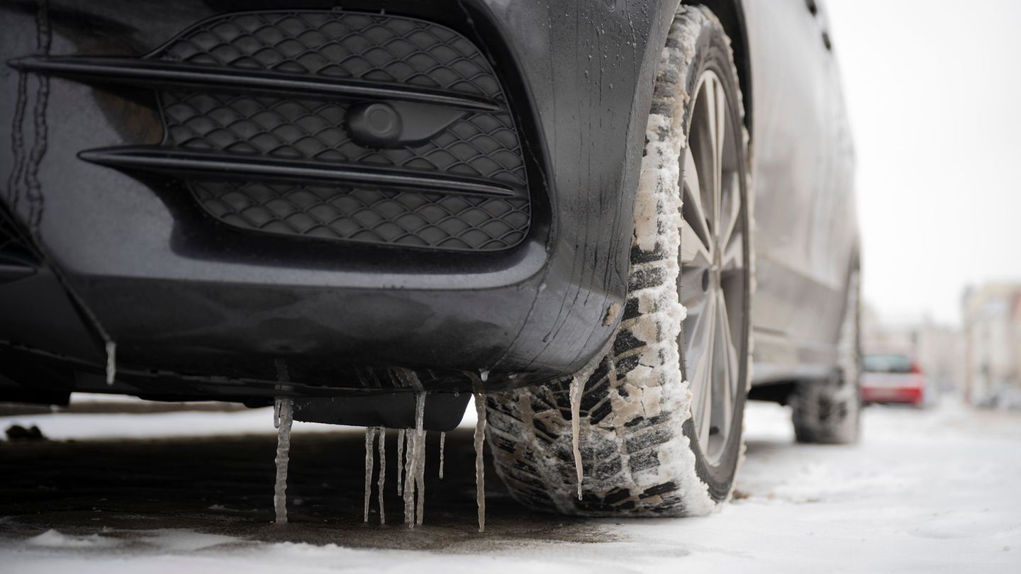 Schnee und teils auch Regen sorgen für Glätte auf den Straßen von MV. Foto: Philip Dulian/dpa