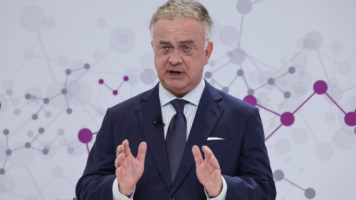 Das Spezialchemieunternehmen Evonik will künftig weniger Dividende an die Aktionärinnen und Aktionäre ausschütten, um mehr Geld