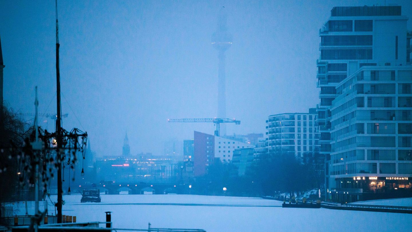 Schnee und Eis liegen auf der Spree. Foto: Carsten Koall/dpa
