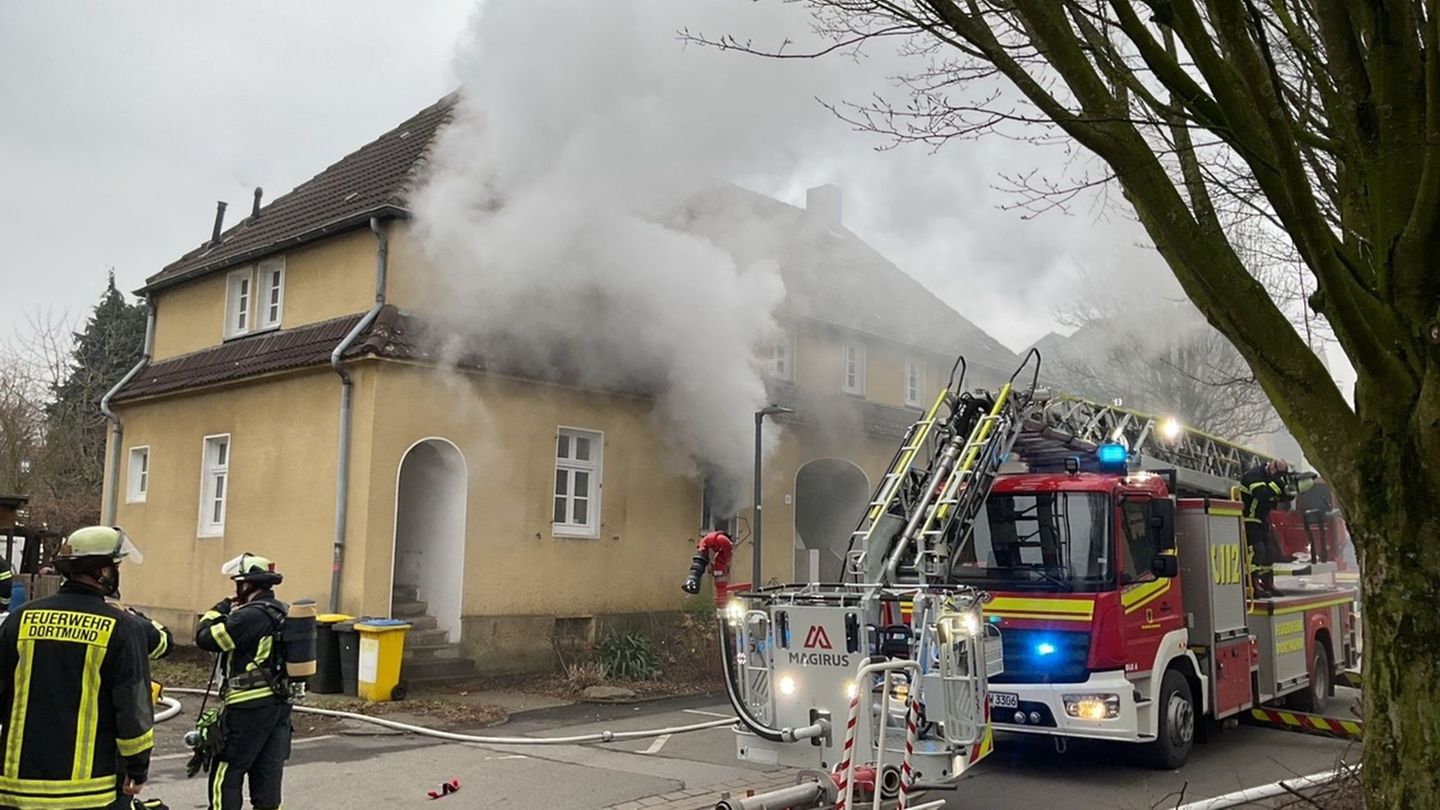 Eine ältere Frau konnte nicht mehr gerettet werden. Foto: Feuerwehr Dortmund/dpa