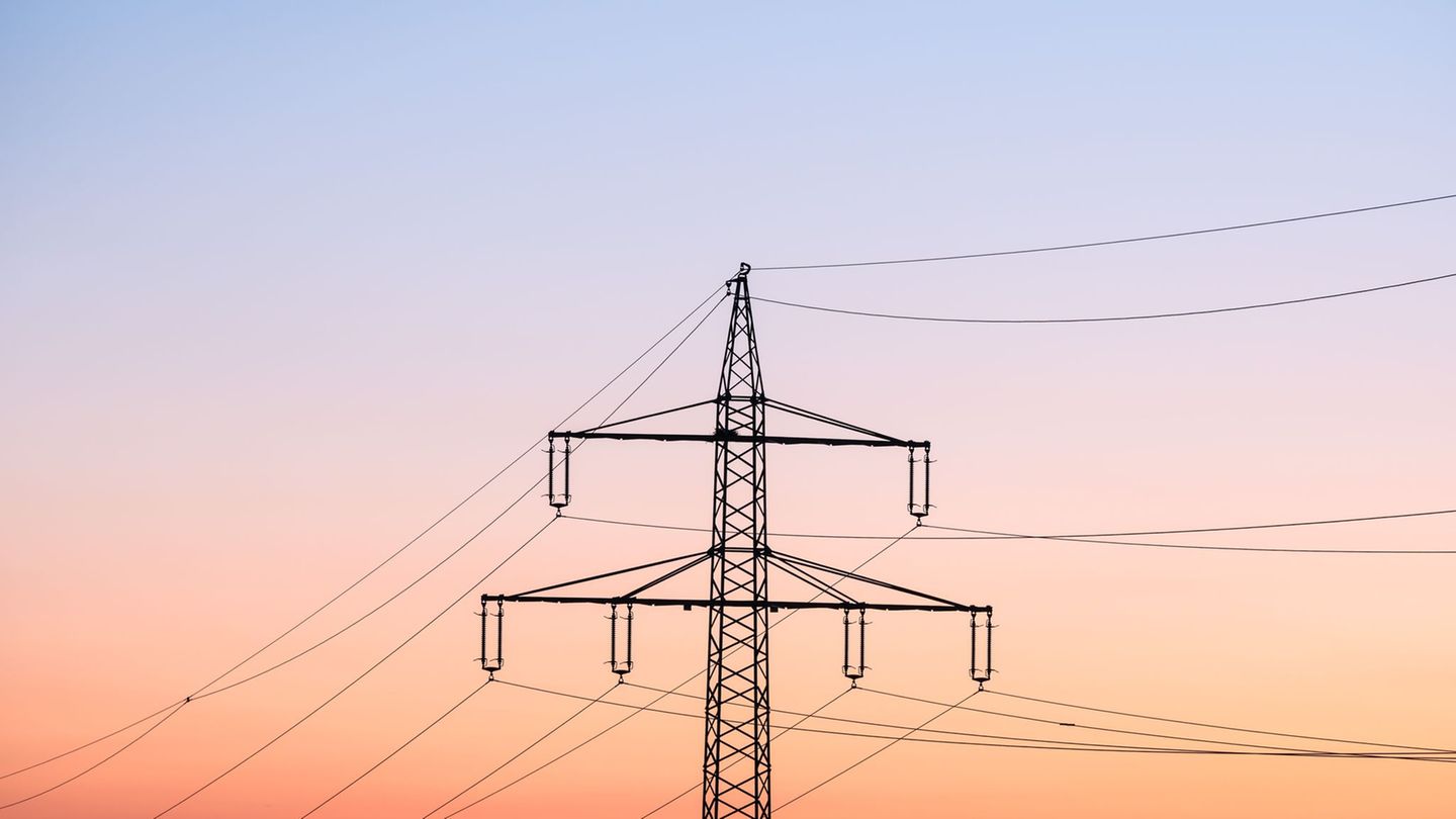 Ein Spannungsabfall im Hochspannungsbereich hat einen Stromausfall in Stuttgart ausgelöst. (Symbolbild) Foto: Silas Stein/dpa