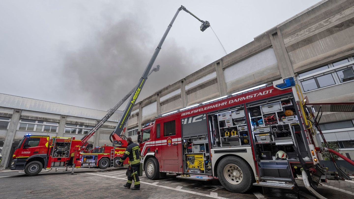 Die Löscharbeiten sind herausfordernd. Foto: Boris Roessler/dpa-POOL/dpa
