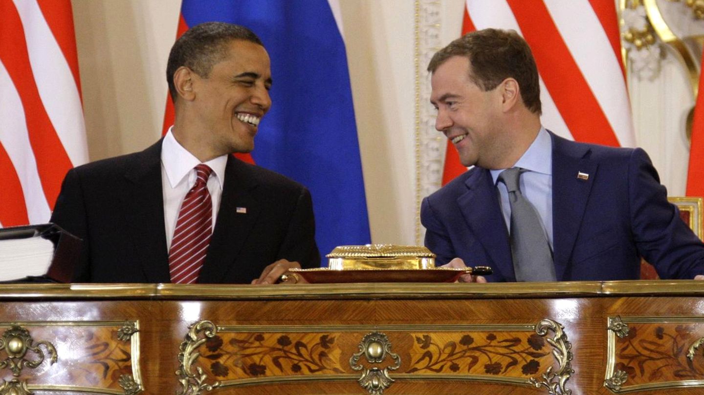 Der russische Präsident Medwedew und Barack Obama bei der Unterzeichnung des neuen Atomwaffensperrvertrages 2010