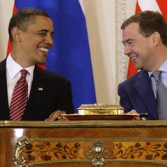 Der russische Präsident Medwedew und Barack Obama bei der Unterzeichnung des neuen Atomwaffensperrvertrages 2010